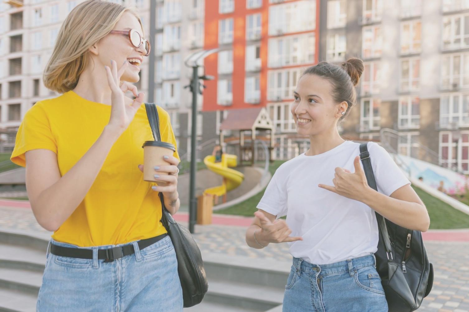 Escritor trabajando en desarrollo de personajes literarios