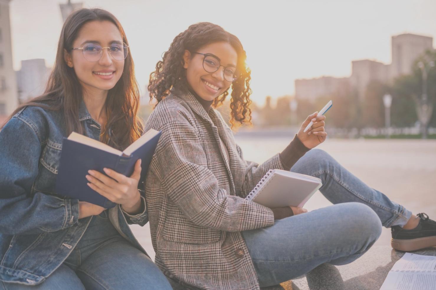 Espacio de trabajo creativo con hojas de desarrollo de personajes y herramientas de escritura