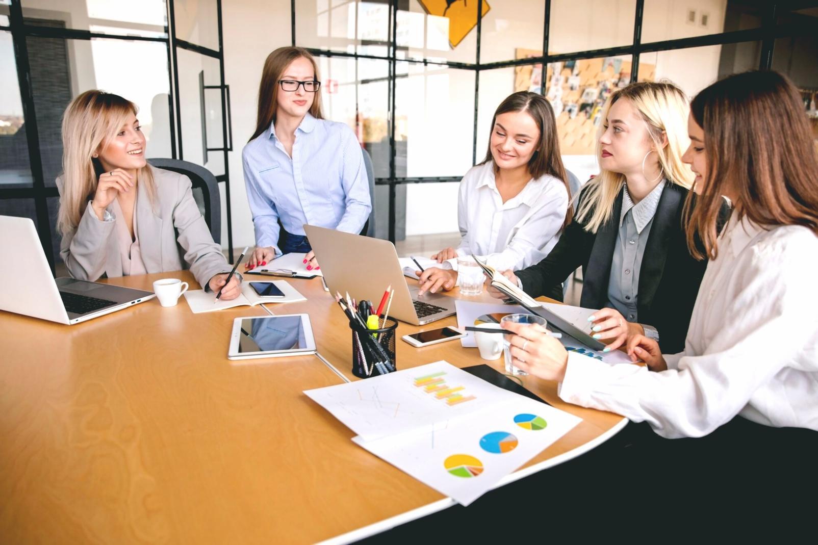 Espacio de trabajo creativo con herramientas para escritores