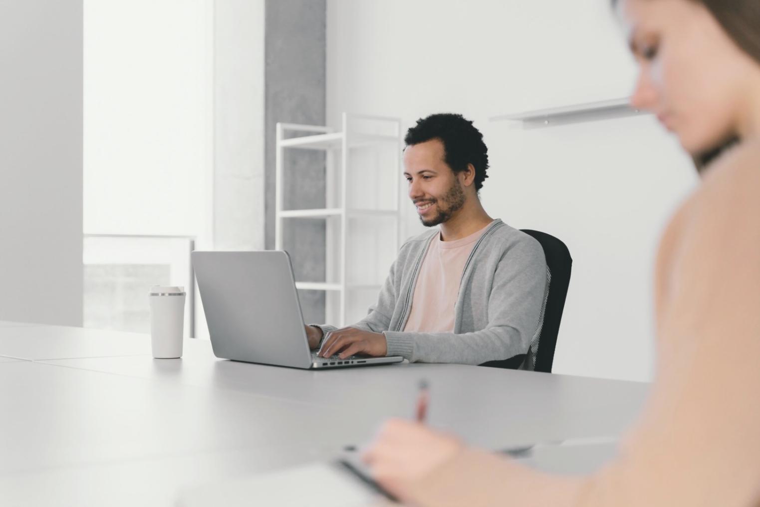 Mesa de trabajo con cuadernos abiertos y tazas de café durante una sesión de creación de personajes literarios